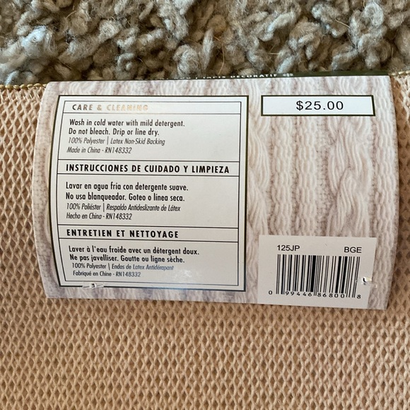 NEW Holiday Decor Accent Rug - Picture 7 of 10